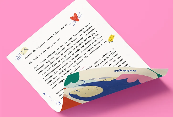 Carta da Kartologie parcialmente dobrada, com ilustrações coloridas e texto impresso em papel sobre fundo rosa